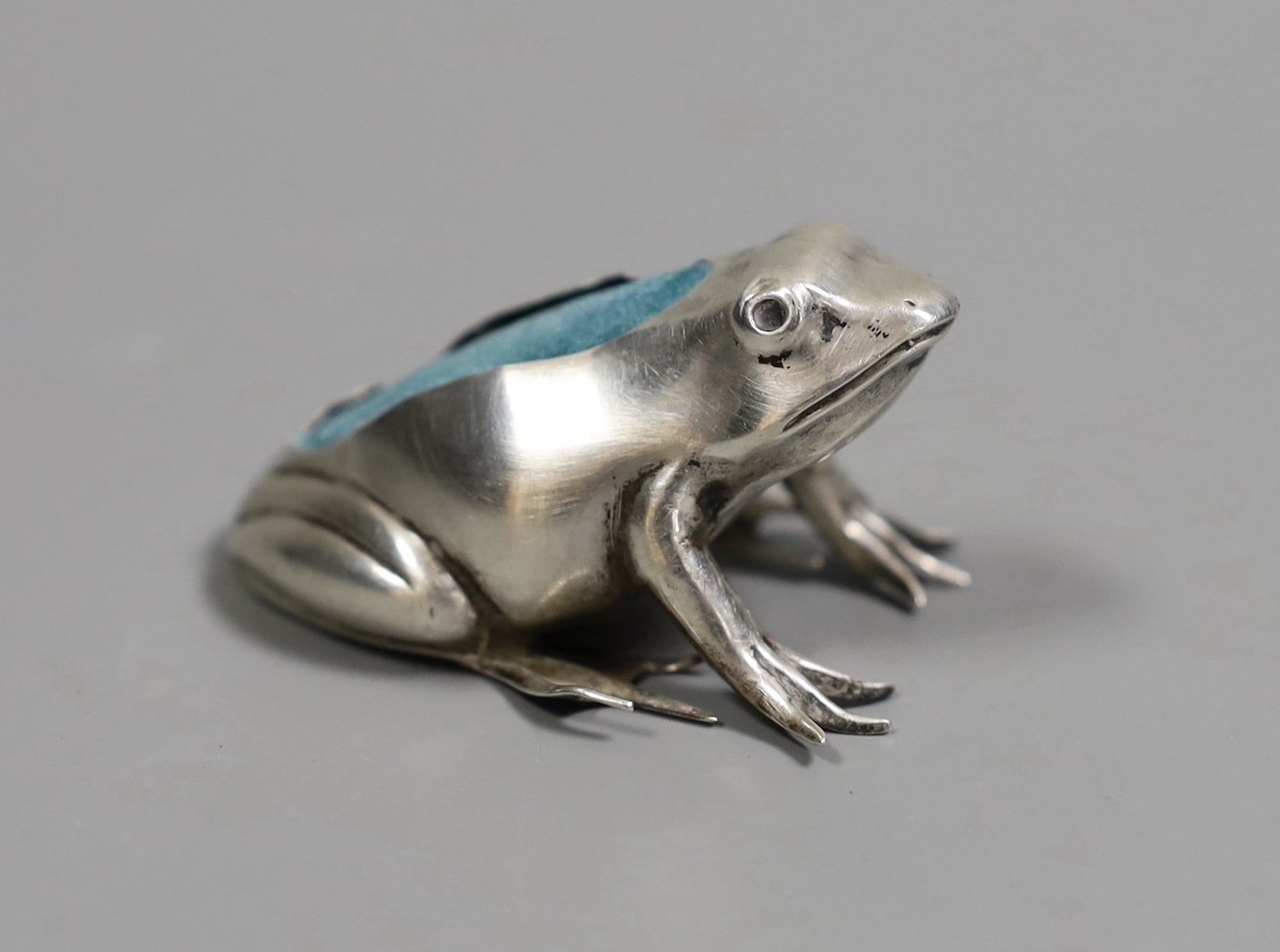 An Edwardian novelty silver mounted pin cushion, modelled as a frog, Sydney & Co, Birmingham, 1907, 54mm.